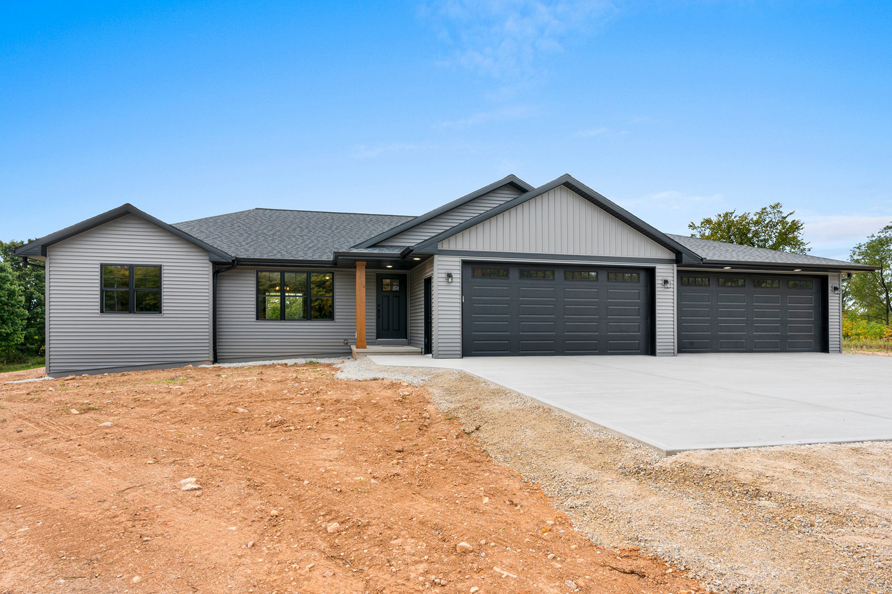 4749 Whitefish Bay Exterior. Gentek Hudson Slate Siding with Black Soffit & Fascia, Black Windows & Doors, and SW 3559 Canyon Brown Stained Cedar Post.